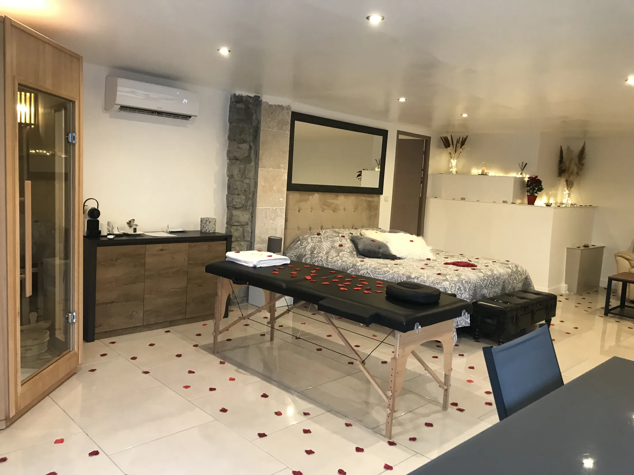 Lit luxueux dans une suite romantique avec &eacute;clairage tamis&eacute;