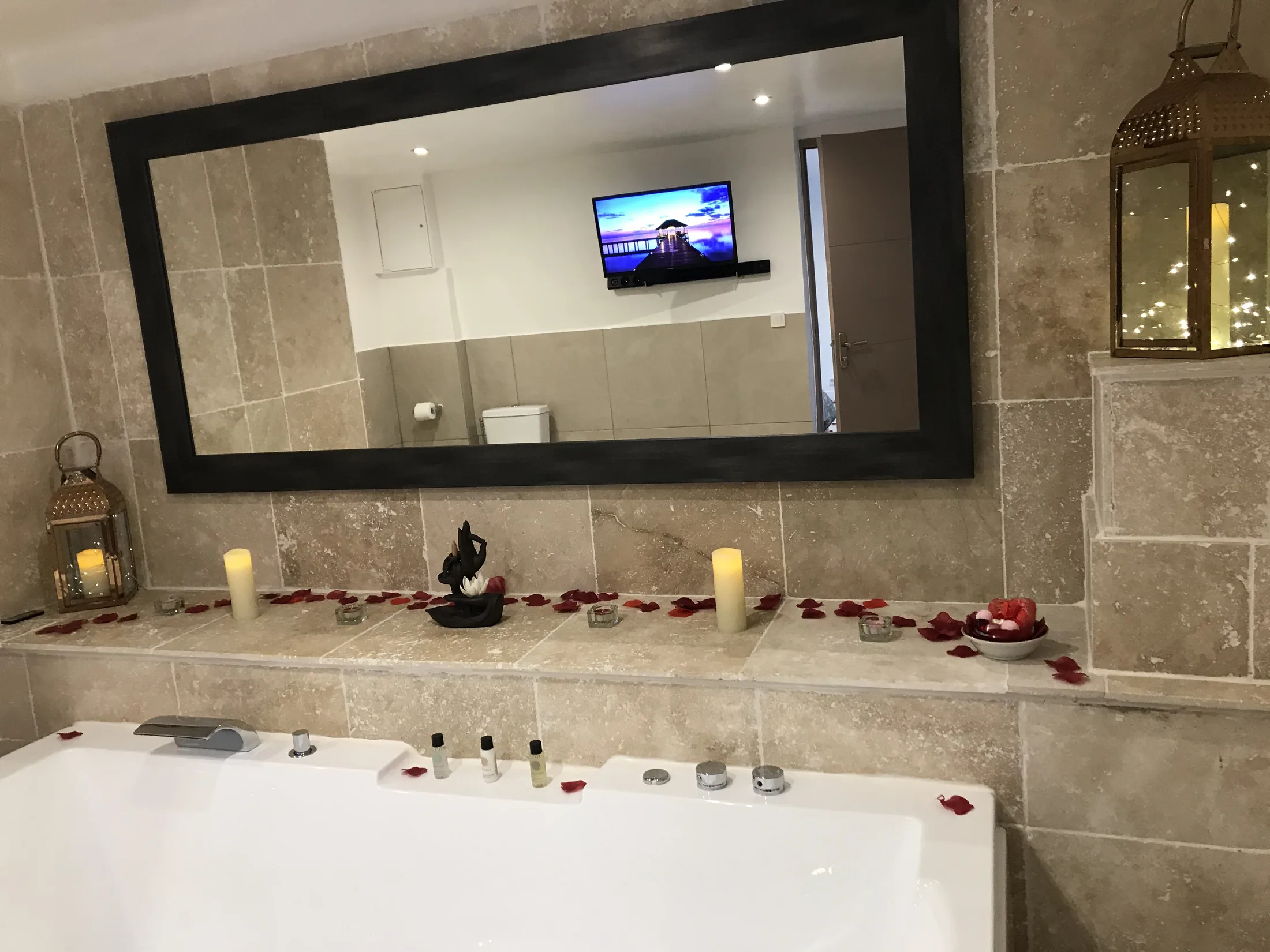 Relaxation compl&egrave;te dans une baignoire baln&eacute;o &eacute;quip&eacute;e d&rsquo;une TV connect&eacute;e