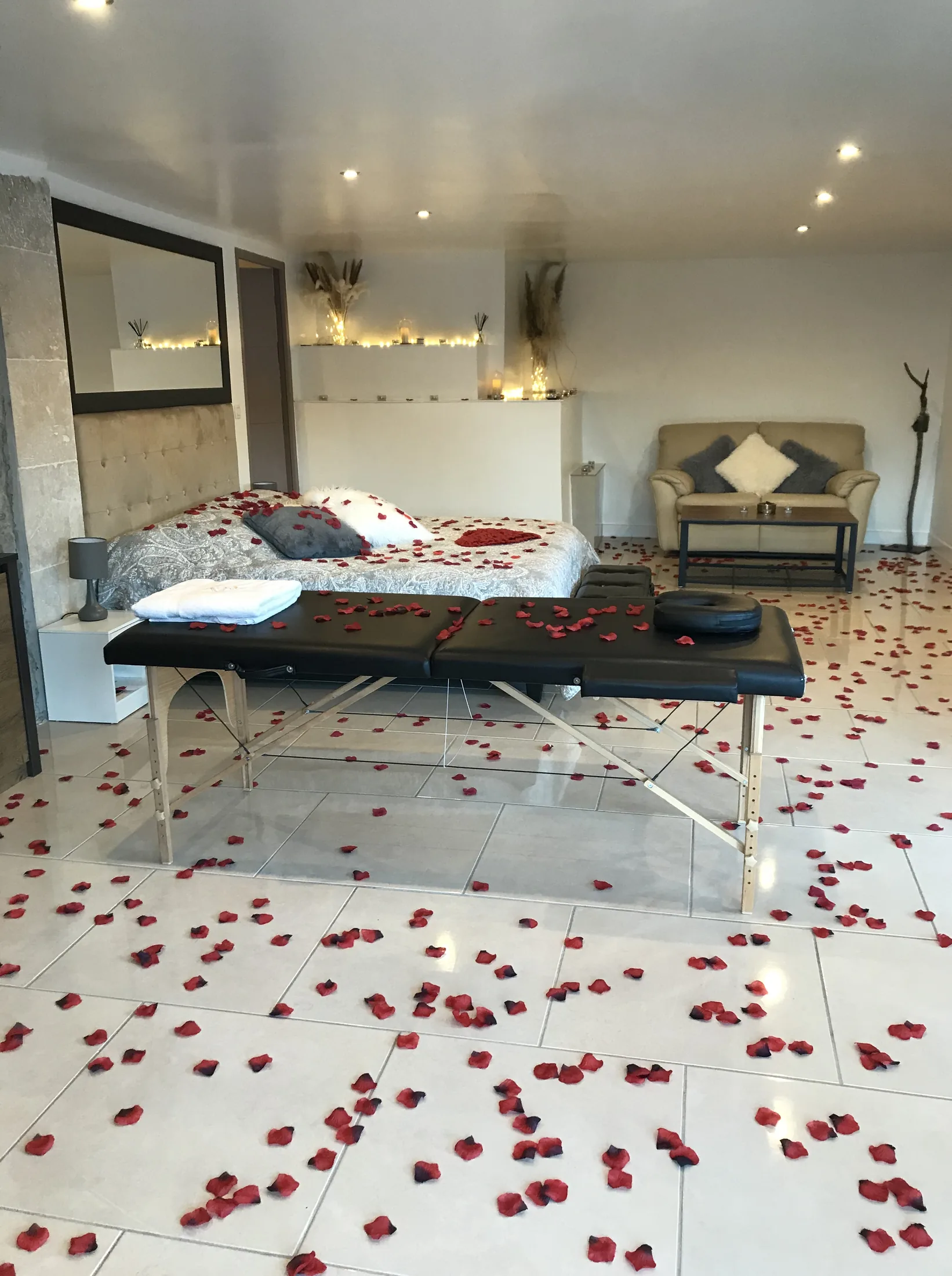 D&eacute;coration romantique avec p&eacute;tales de roses et bougies dans la Formule Romantique