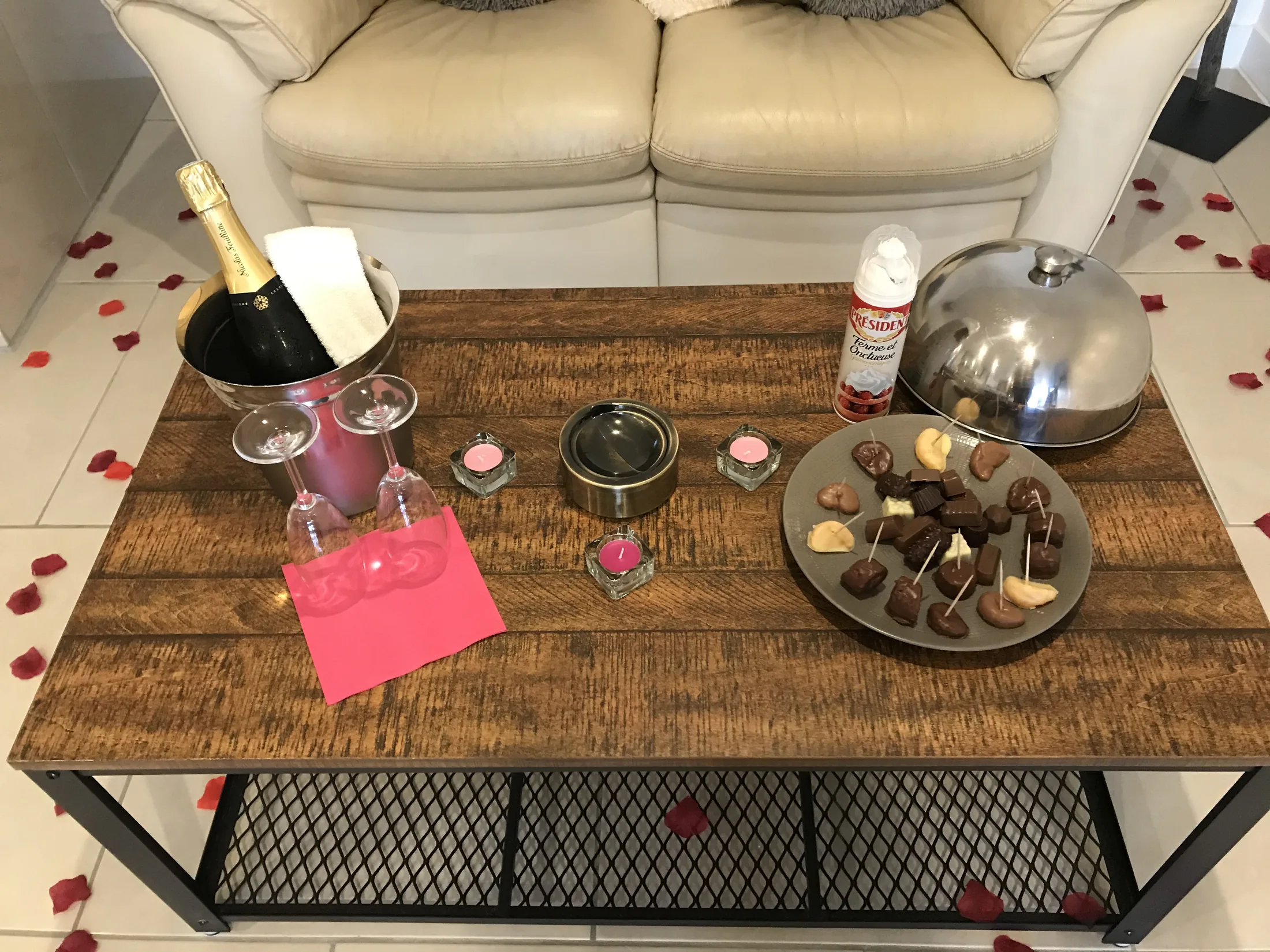 Champagne p&eacute;tillant et chocolats pour une soir&eacute;e romantique en couple.