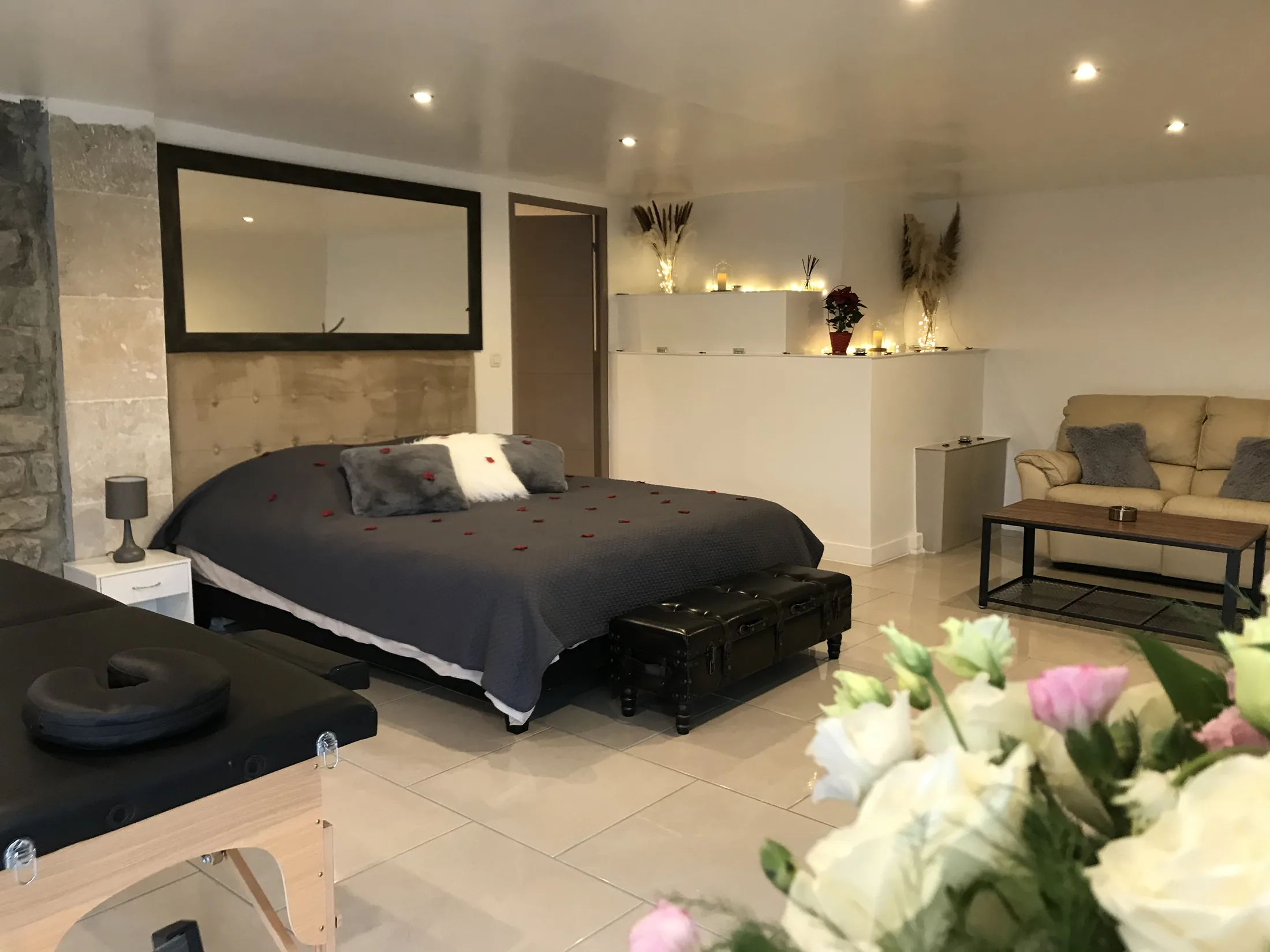 Intérieur spacieux et élégant de la Suite Charlène, idéale pour un séjour romantique dans les Alpes-Maritimes.