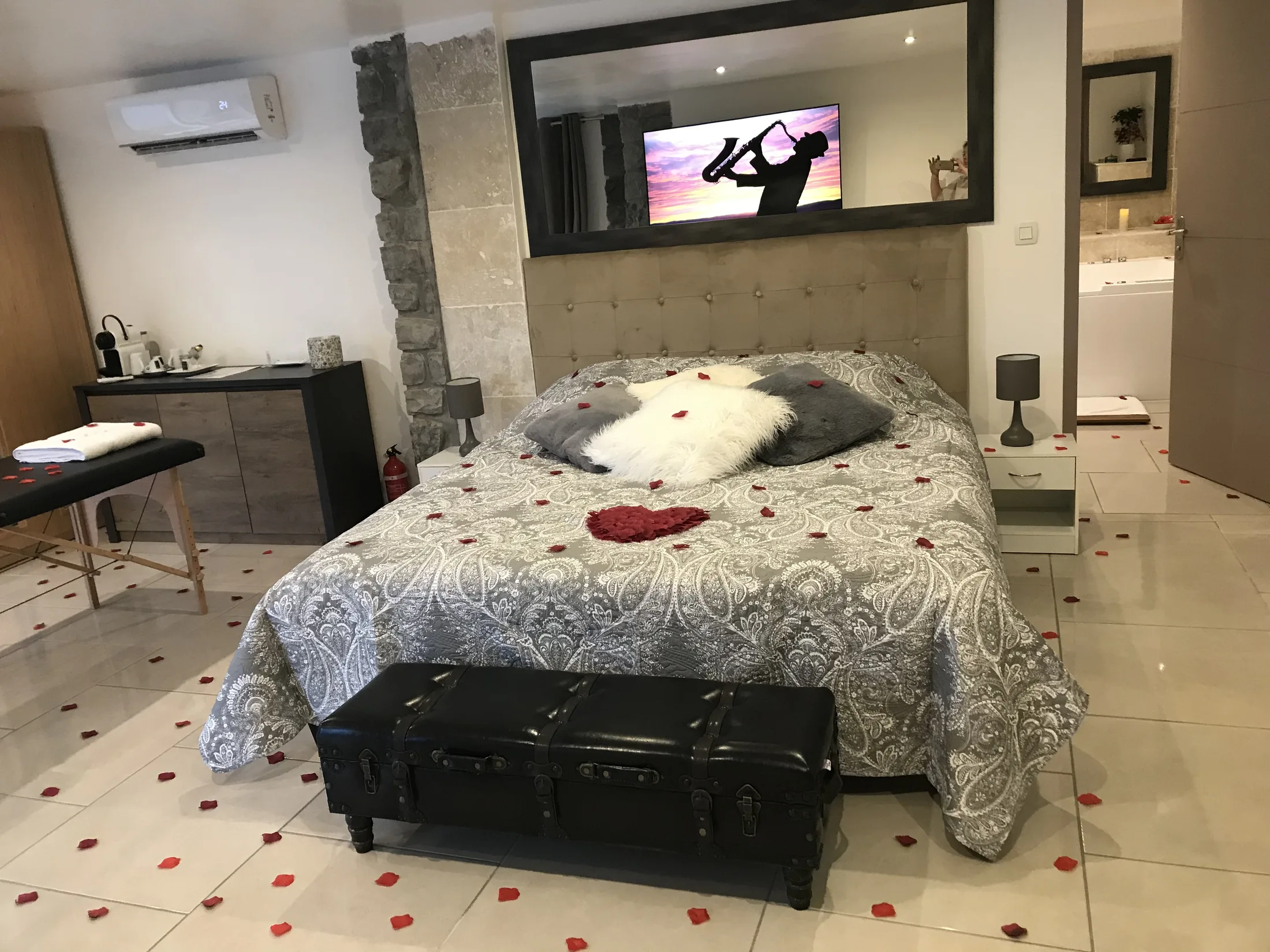 Décoration romantique avec pétales de roses et bougies dans une chambre d’hôtes de la Villa Charlène.