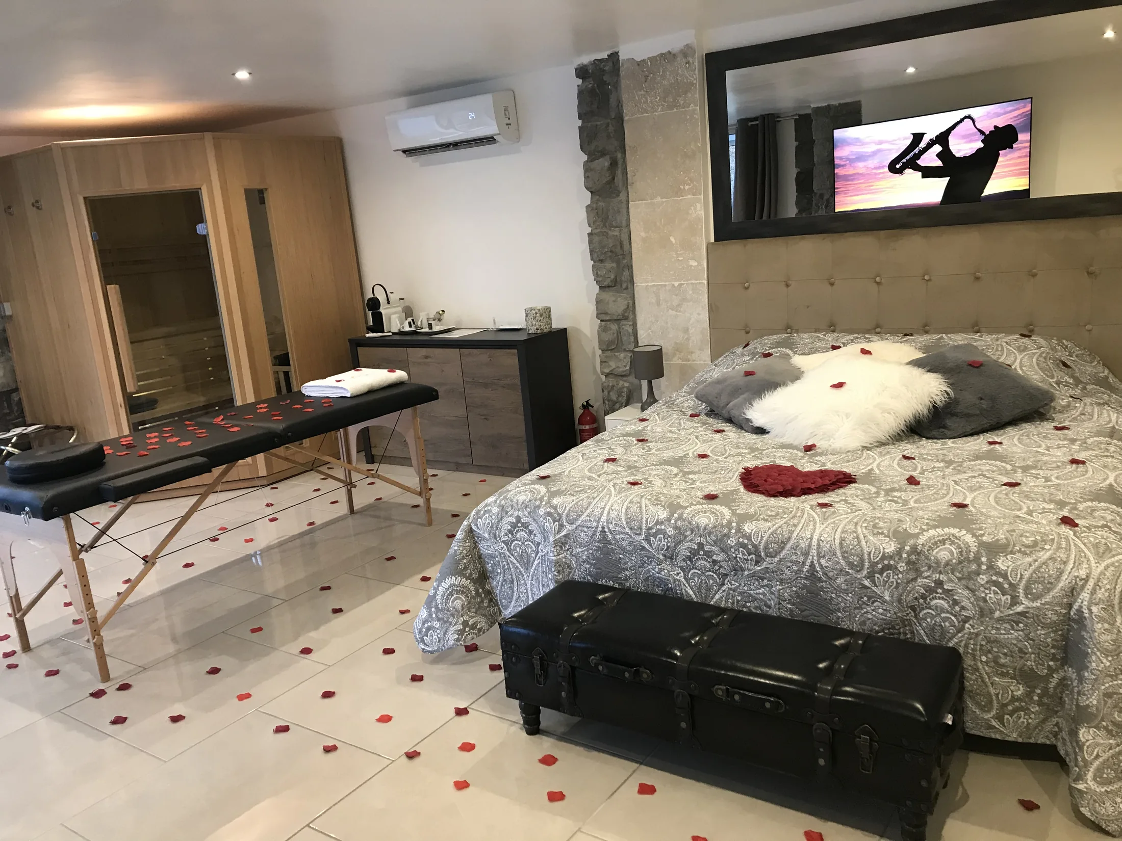 Table de massage de luxe pour des moments de relaxation dans la Suite Charlène.