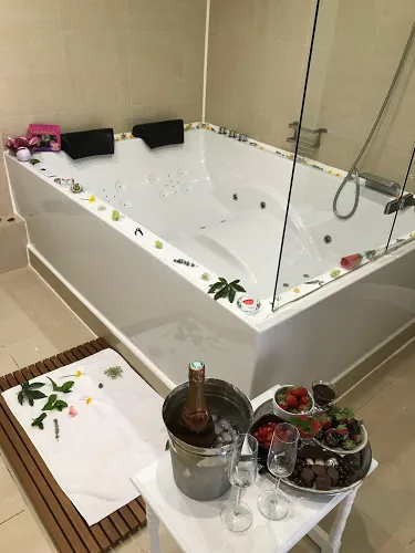 Grande baignoire balnéo dans la Suite Marilyne, équipée pour une relaxation optimale