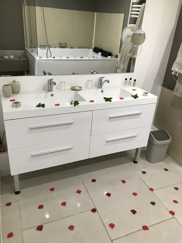 Salle de bain de la Suite Marilyne avec grande baignoire balnéo et éclairage d’ambiance