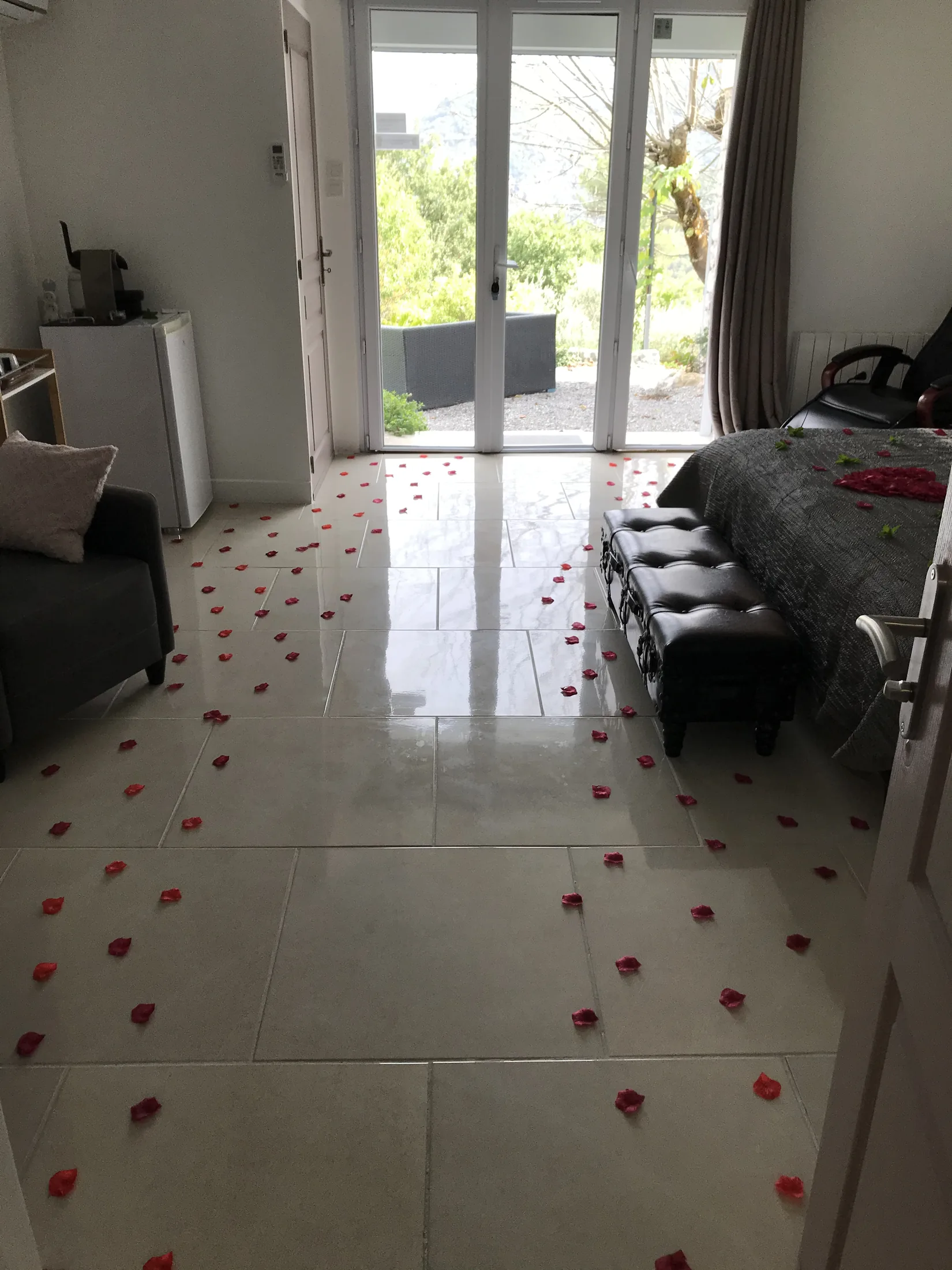 Suite Marilyne avec lit king size et décoration élégante, parfaite pour une escapade en couple