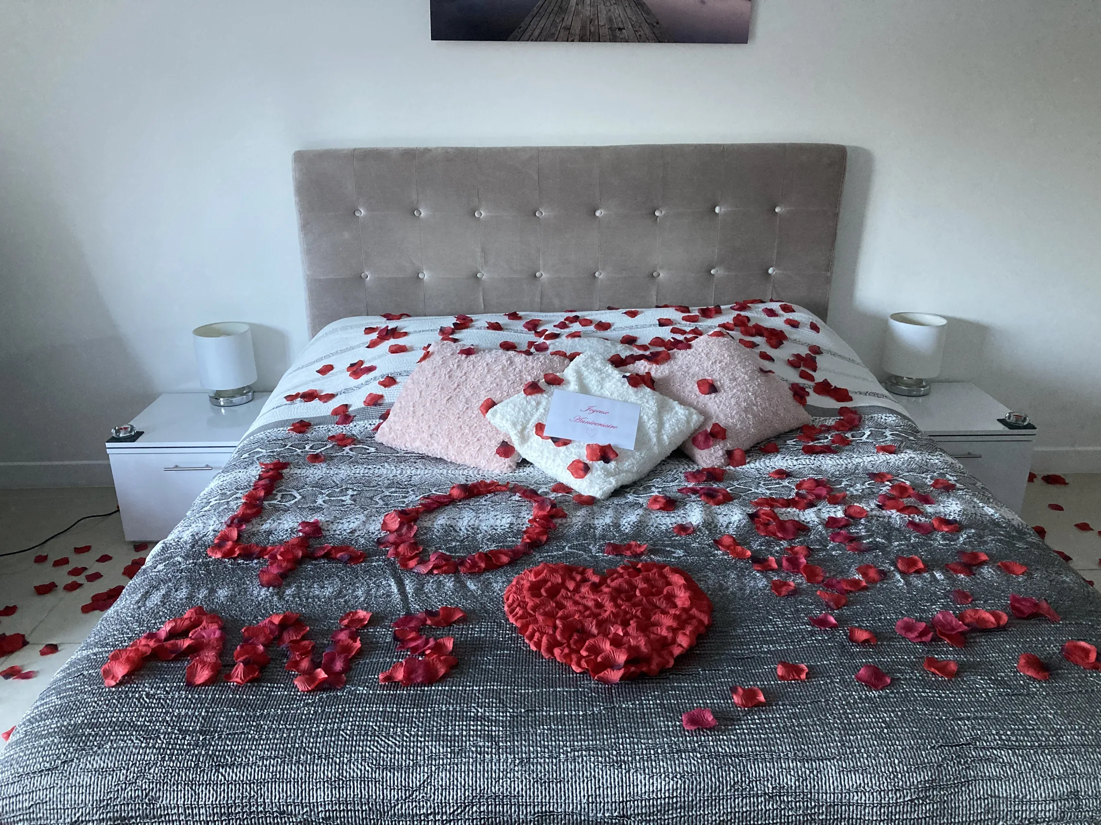 D&eacute;coration romantique avec p&eacute;tales de roses et bougies dans la Formule Romantique