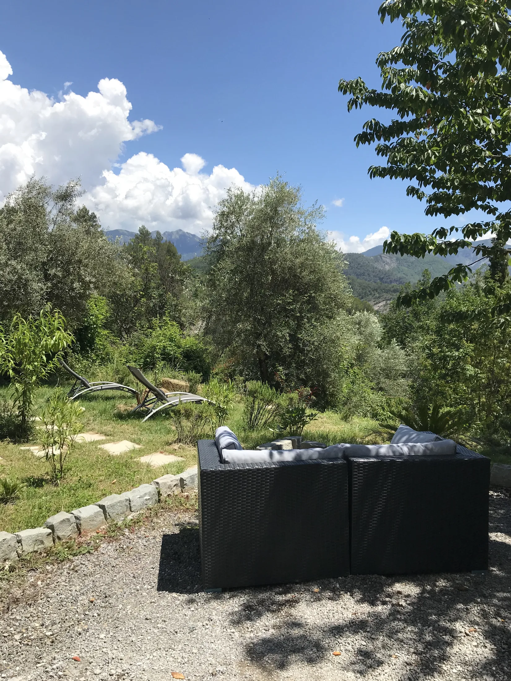 Vue depuis la Suite Marilyne sur les montagnes des Alpes-Maritimes, un cadre enchanteur