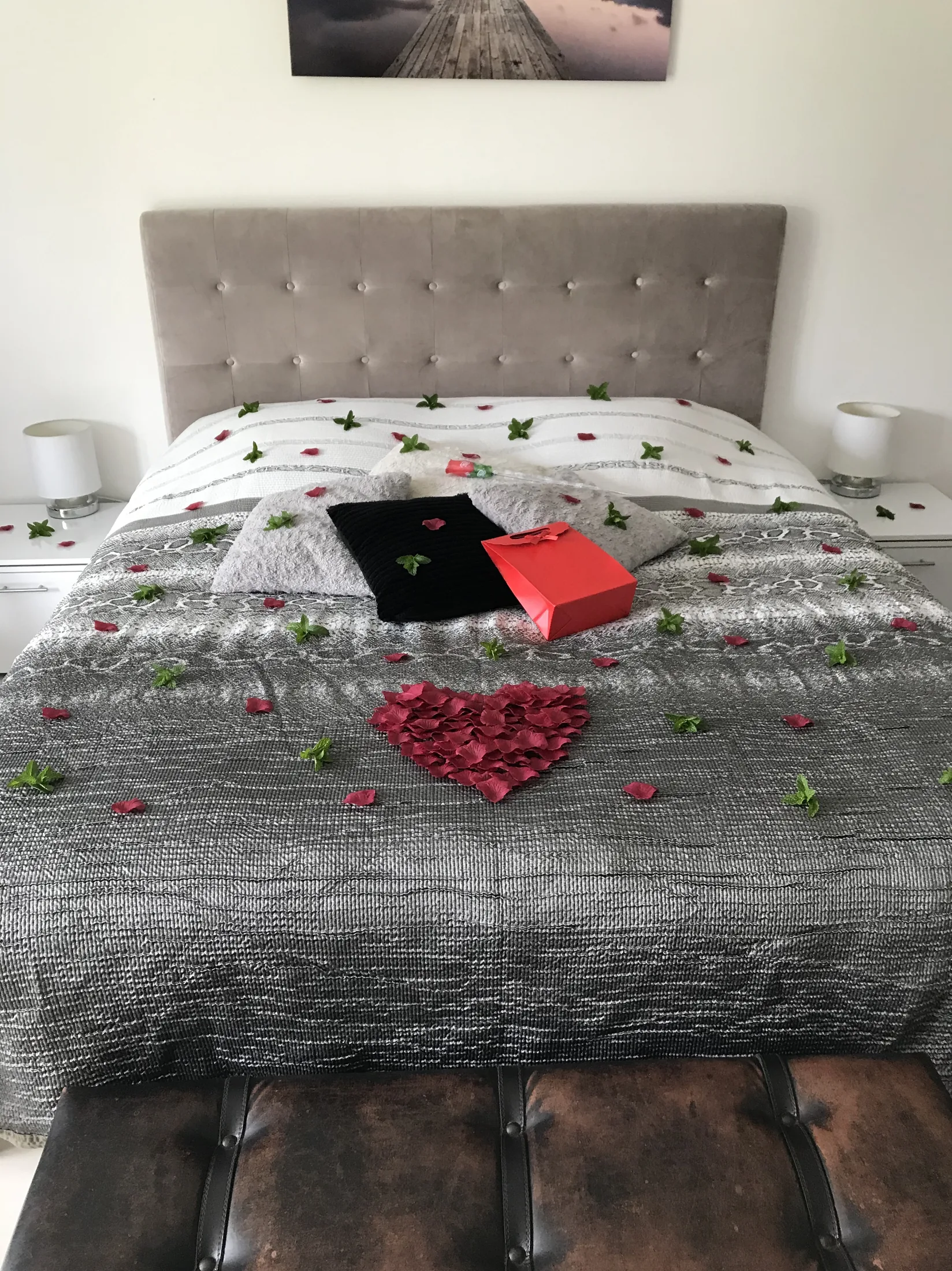Ambiance romantique cr&eacute;&eacute;e par la Formule Romantique, id&eacute;ale pour c&eacute;l&eacute;brer l&rsquo;amour.