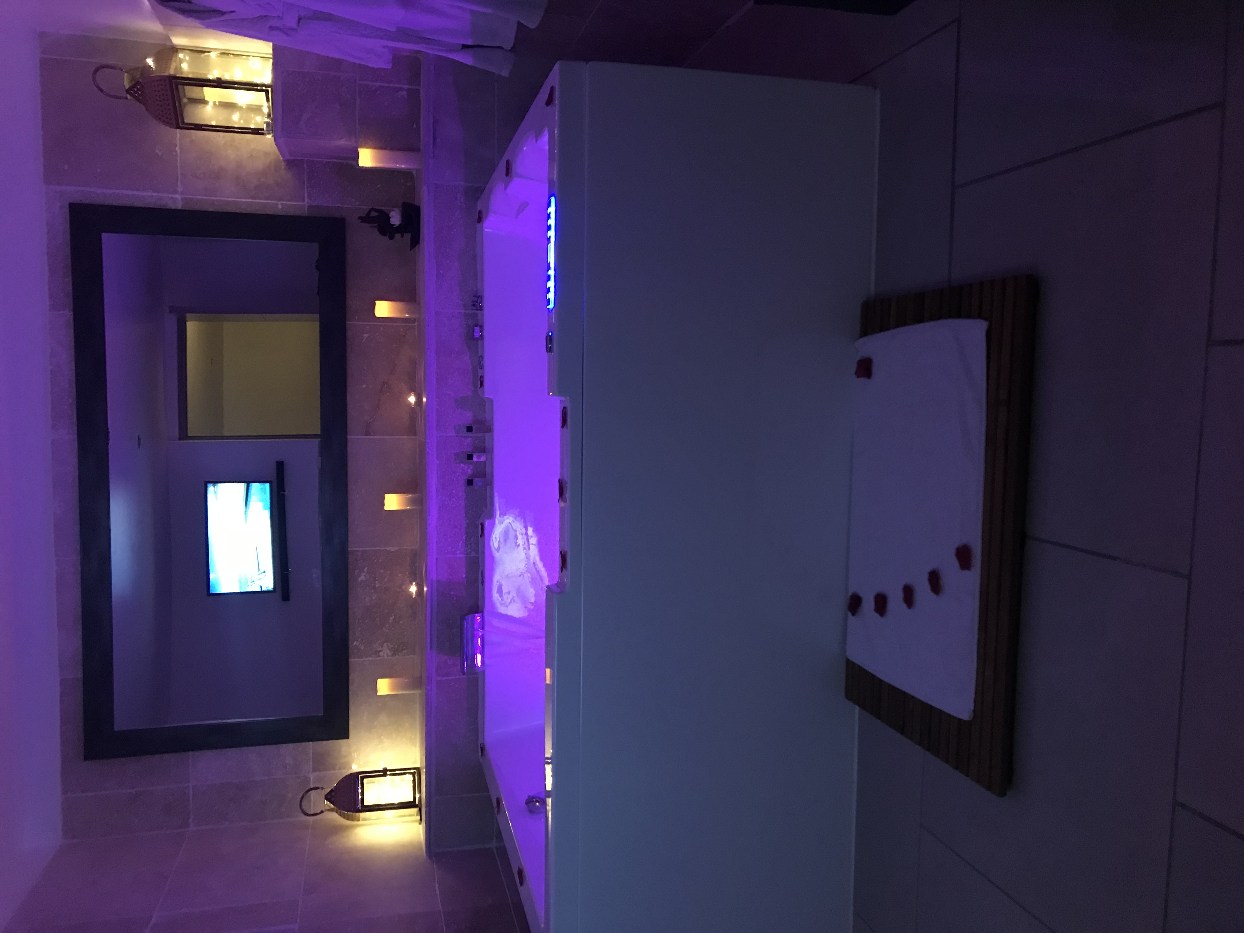 baignoire balnéo dans la suite Charlène