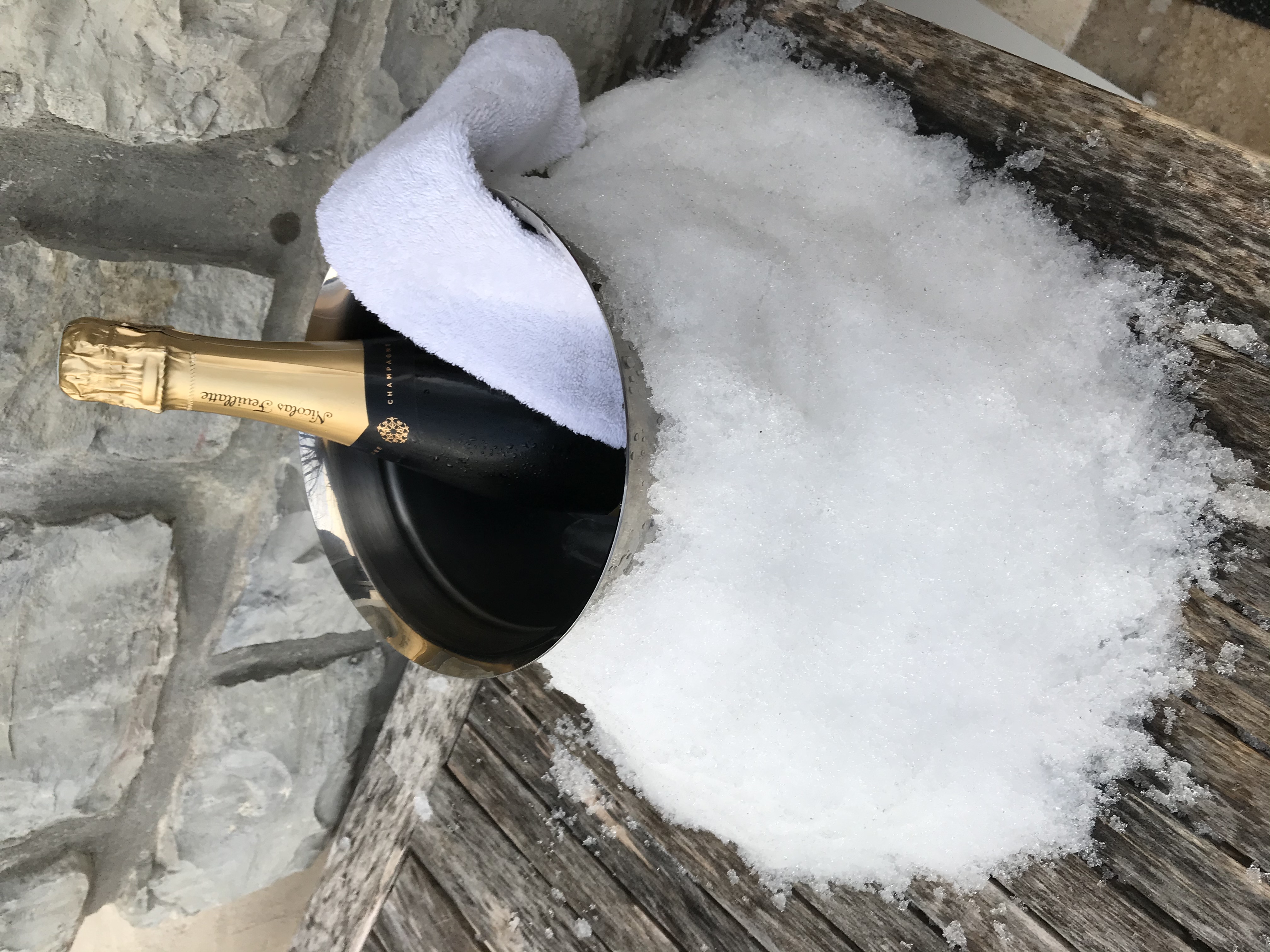 bouteille de champagne dans la glace à la villa Charlene