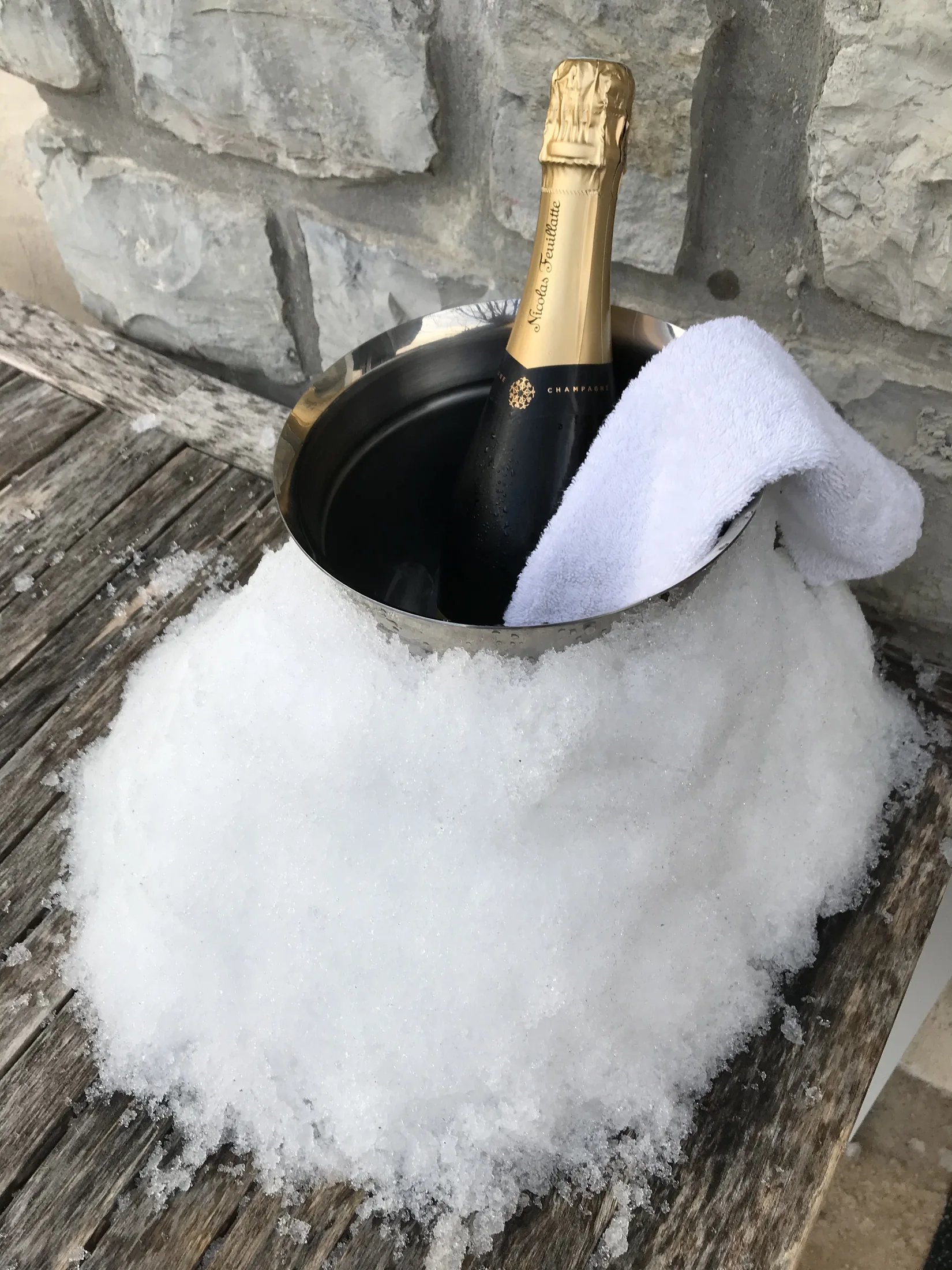bouteille de champagne dans la glace à la villa Charlene