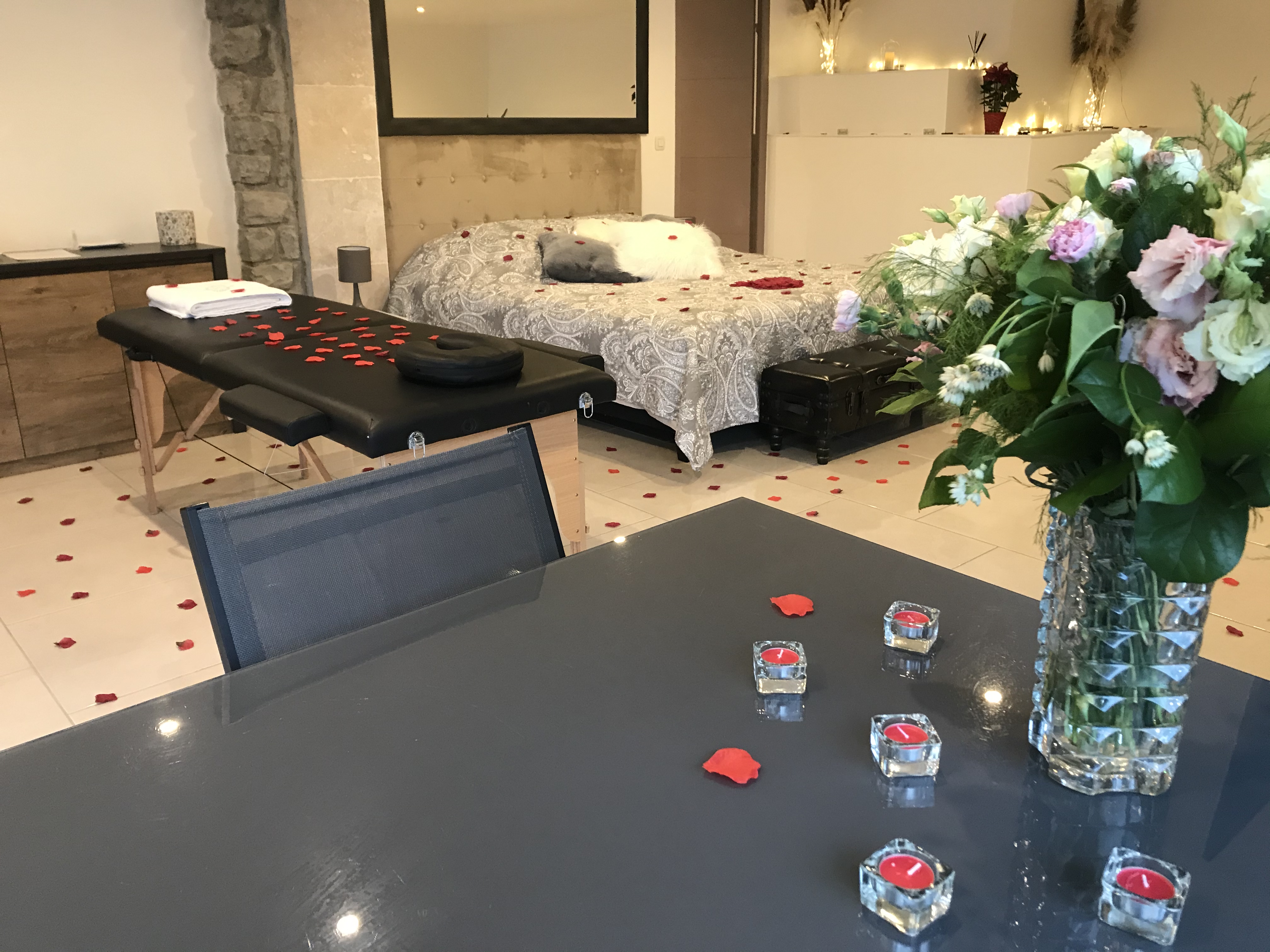 Coucher de soleil spectaculaire vu depuis la Villa Charlène, avec des teintes dorées sur les montagnes.