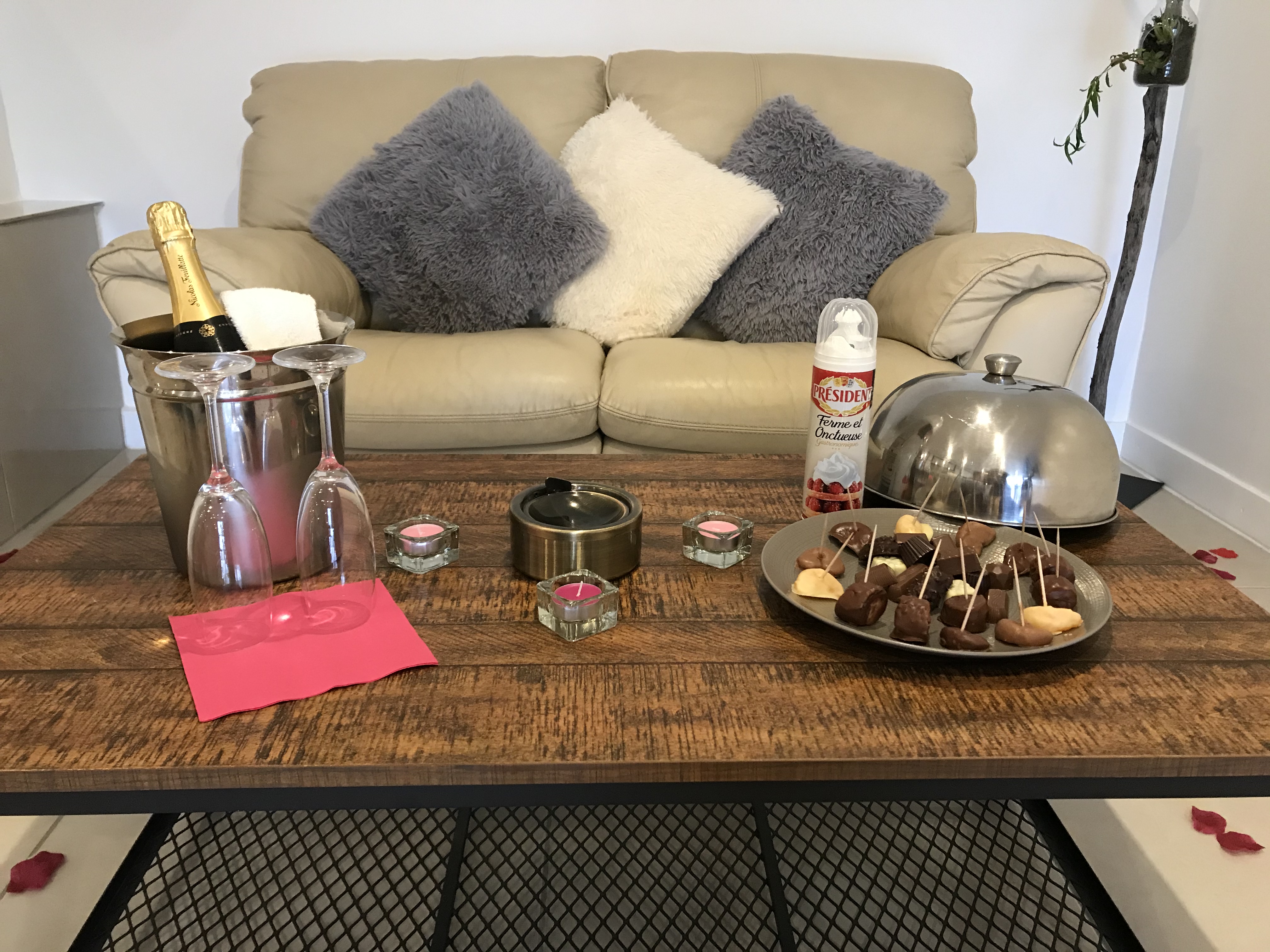 Coucher de soleil spectaculaire vu depuis la Villa Charlène, avec des teintes dorées sur les montagnes.