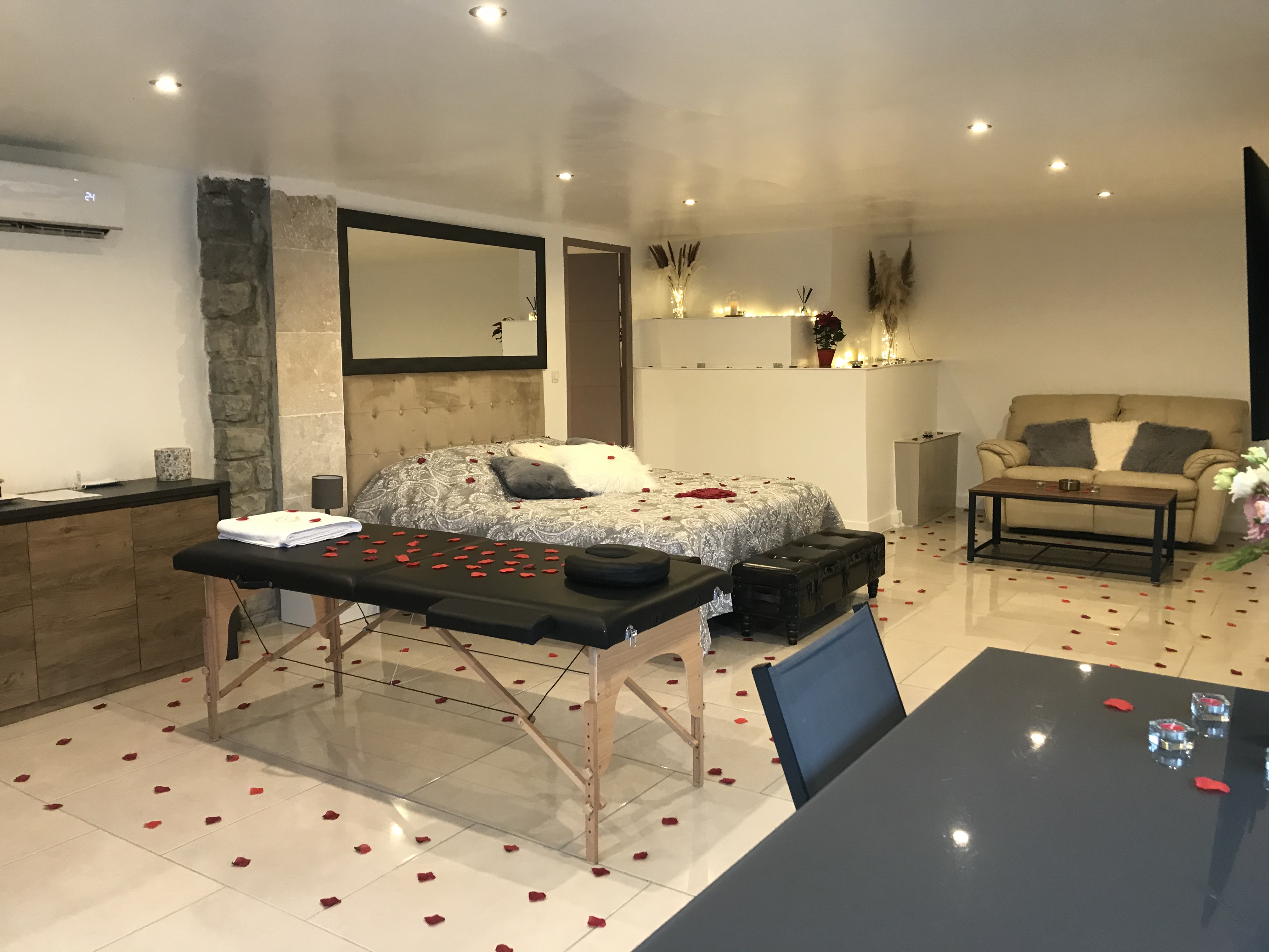 Coucher de soleil spectaculaire vu depuis la Villa Charlène, avec des teintes dorées sur les montagnes.