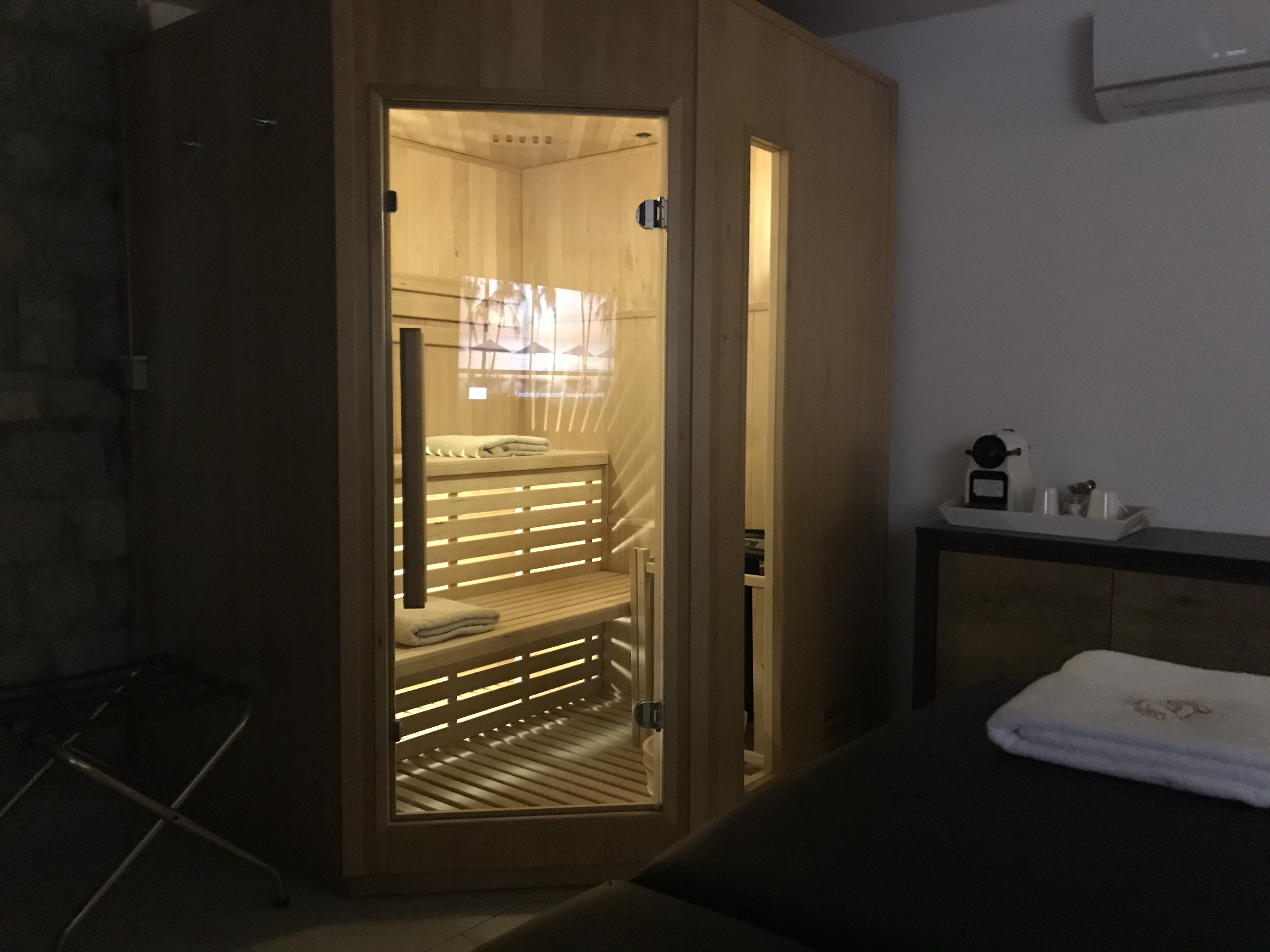 sauna de la suite charlene en fonctionnement avec son eclairage