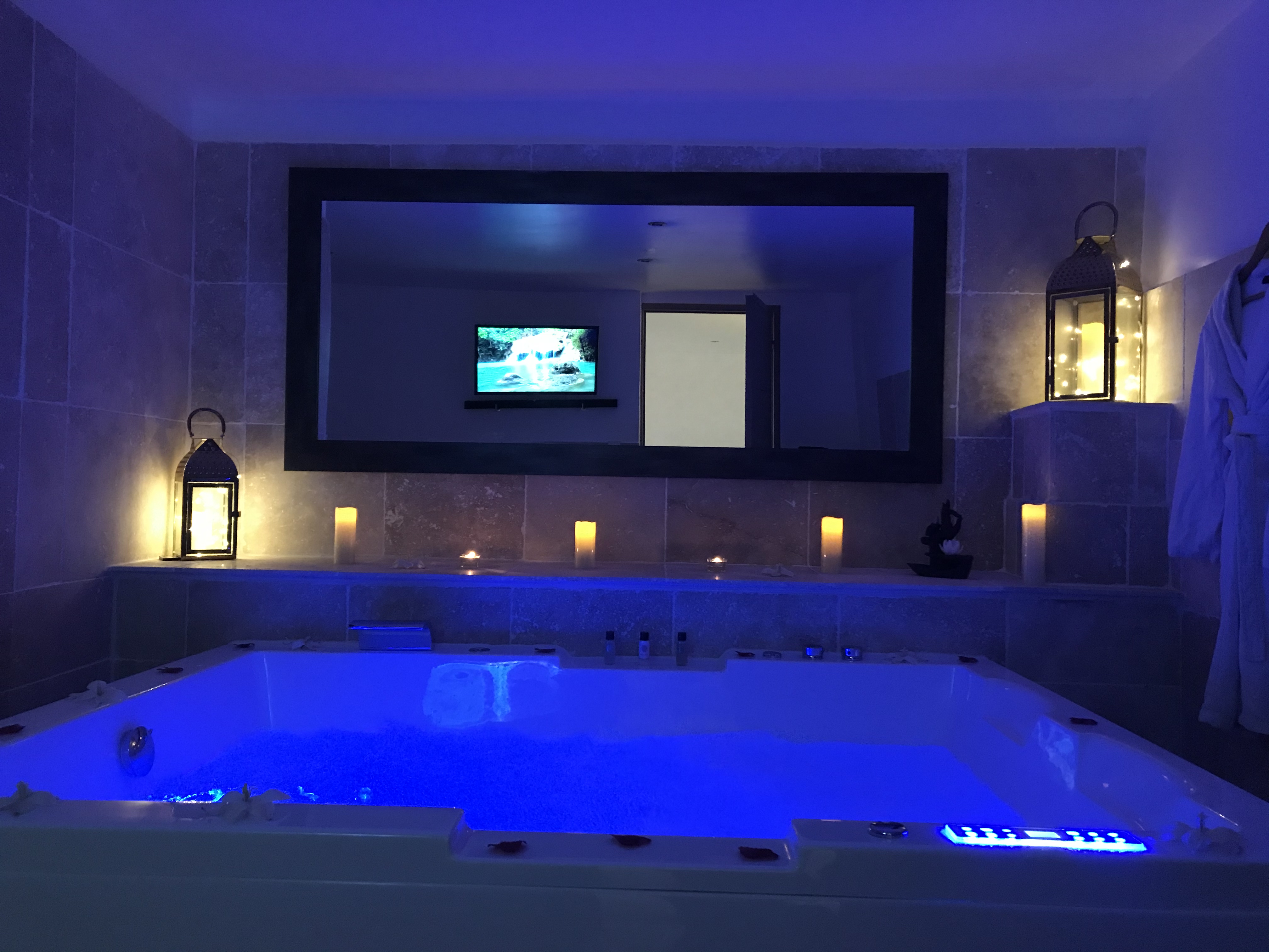 Vue de la baignoire balnéo à la villa charlene