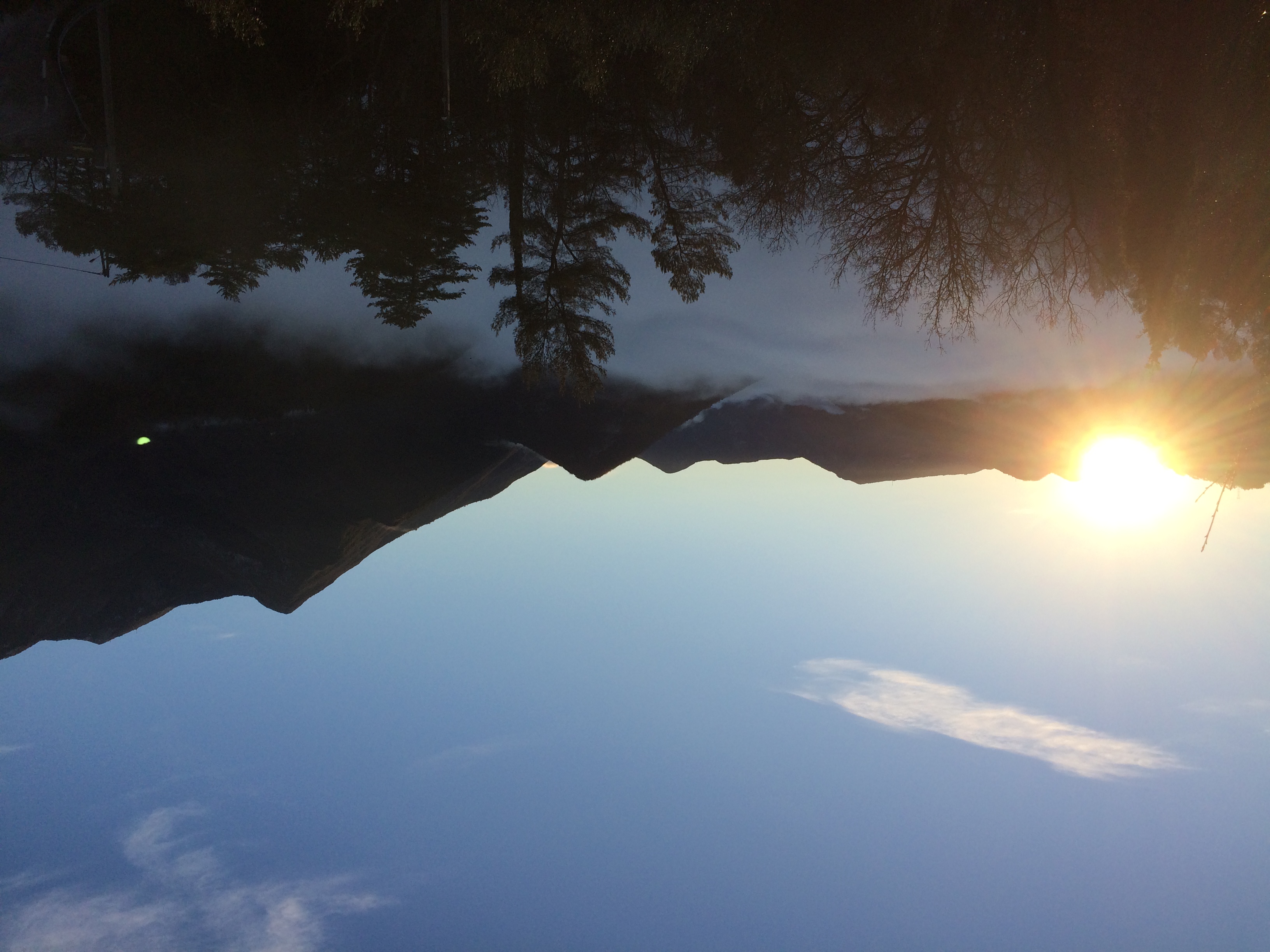 vue sur les montagnes avec les nuages et le levé du soleil
